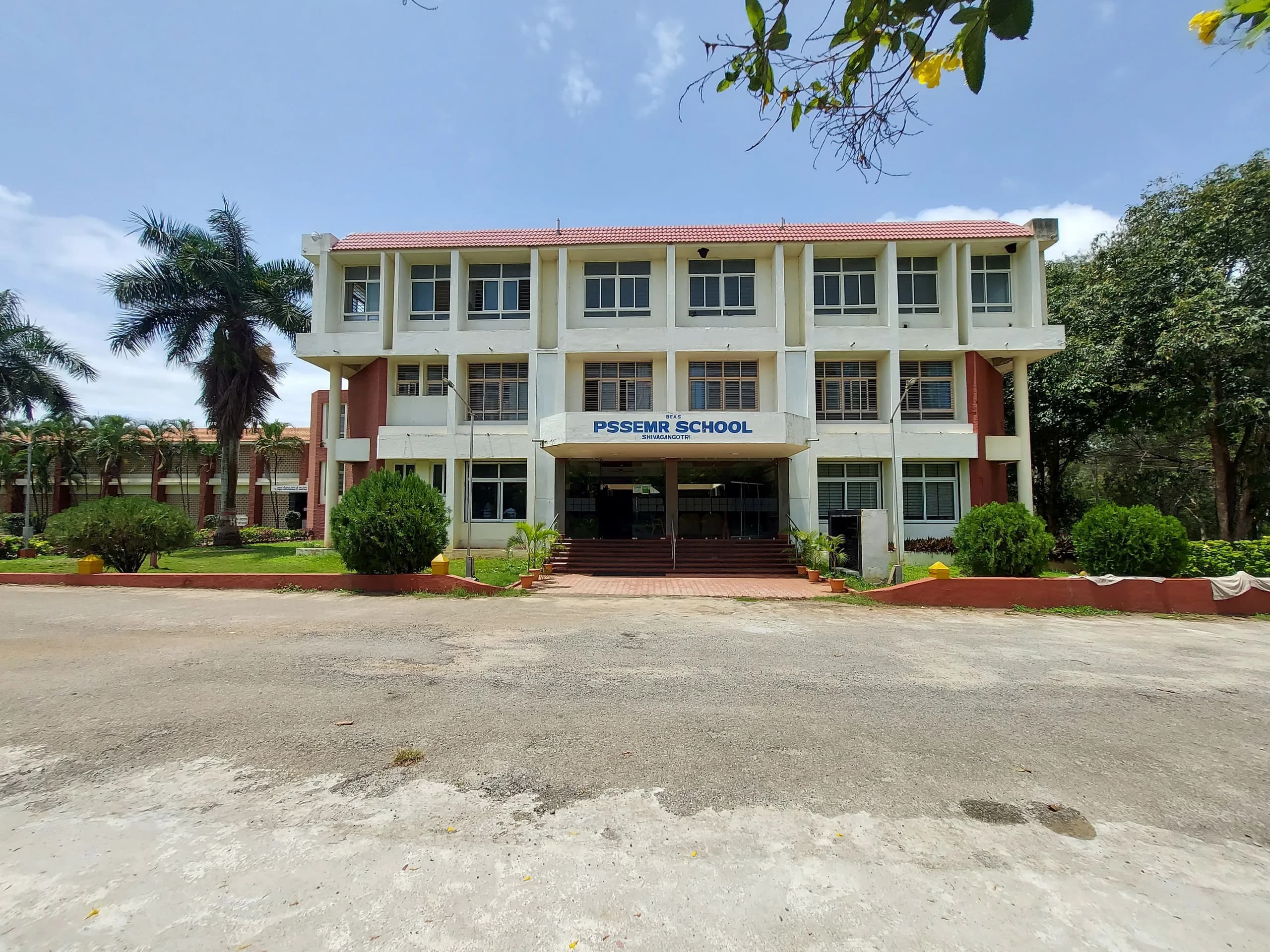 The main block entrance at PSSEMR, Davangere